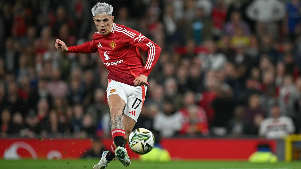 Pemain Manchester United, Alejandro Garnacho mencetak gol ke gawang Barnsley pada laga Carabao Cup 2024/2025 di Old Trafford, Manchester, Inggris, Rabu (18/09/2024) WIB. (AFP/Paul Ellis)