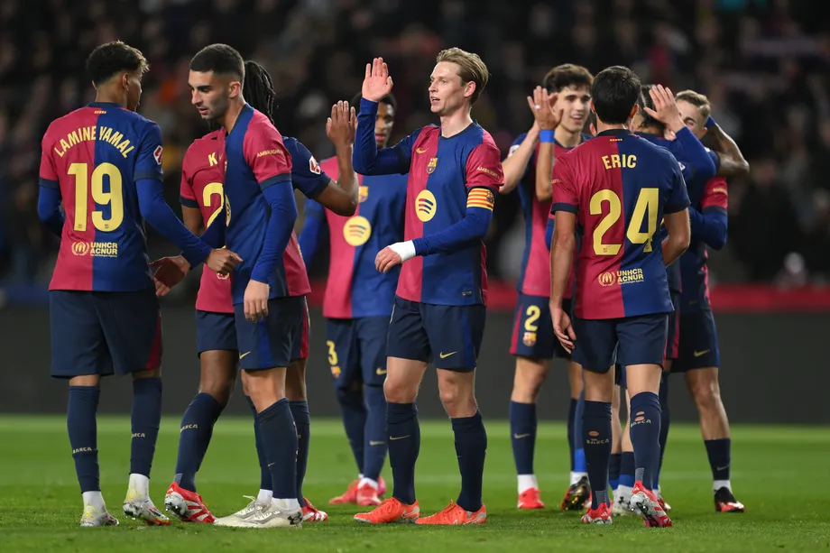 Pemain Barcelona merayakan kemenangan gemilang mereka atas Valencia Photo by David Ramos/Getty Images