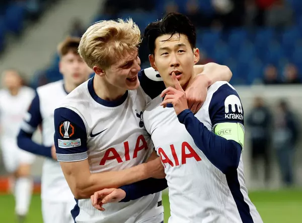 Kapten Tottenham, Son Heung-min. (c) AP Photo/Scott Heppell