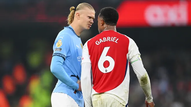 Erling Haaland dan Gabriel Magalhaes beberapa kali terlibat bentrok saat laga Man City vs Arsenal dalam lanjutan Liga Inggris 2024-2025.