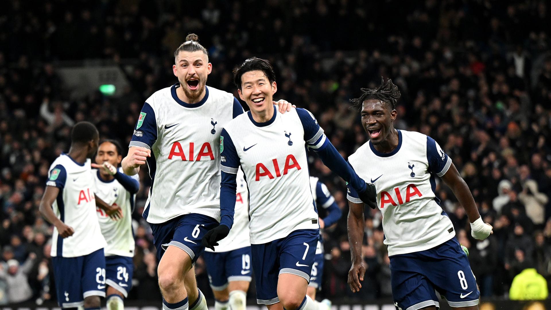 Penyerang Tottenham Hotspur Son Heung-Min mencetak gol keempat Spurs pada laga Piala Liga Inggris antara Tottenham Hotspur dan Manchester United di Tottenham Hotspur Stadium di London, pada 19 Desember 2024