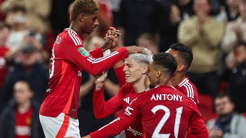 Pemain Manchester United merayakan gol Alejandro Garnacho (tengah) ke gawang Barnsley dalam laga putaran ketiga Carabao Cup di Old Trafford Manchester Inggris Selasa (17/9/2024). ANTARAFOTO/Mark Cosgrove/News Images/Sipa USA/Reuters Con/foc.