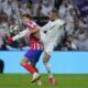 Gelandang Atletico Madrid Pablo Barrios berebut bola dengan striker Real Madrid Kylian Mbappe di laga leg pertama babak 16 besar Liga Champions, Rabu (5/3/2025). (c) AP Photo/Manu Fernandez