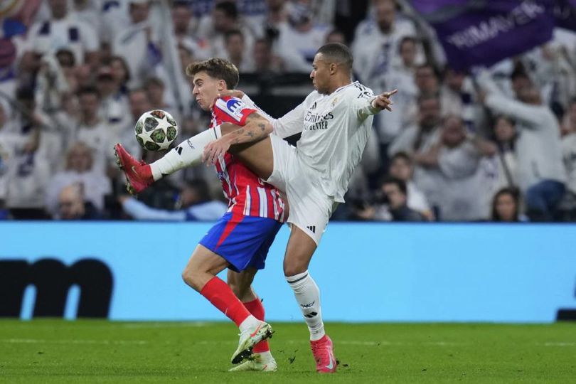 Gelandang Atletico Madrid Pablo Barrios berebut bola dengan striker Real Madrid Kylian Mbappe di laga leg pertama babak 16 besar Liga Champions, Rabu (5/3/2025). (c) AP Photo/Manu Fernandez